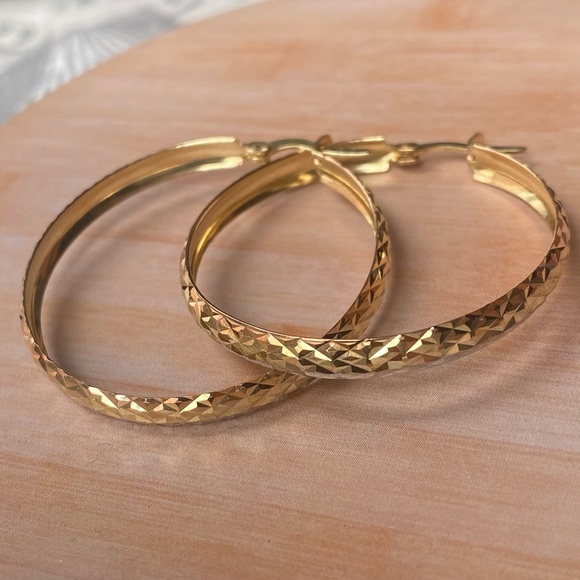 10K gold tri-colour diamond cut hoop earrings. - Picture 1 of 3